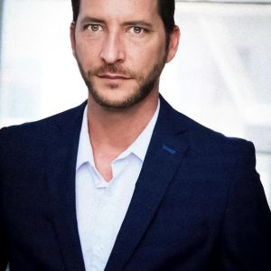 Mike Falkow,                                     acteur                                                                        dans Les Feux de l&#039;Amour