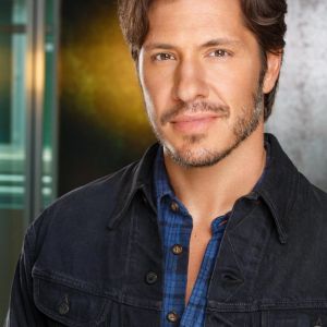 Mark Mullaney Jr,                                     acteur                                                                        dans Les Feux de l&#039;Amour