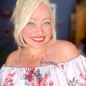 Cindy Martin,                                                                             voix française                                dans Les Feux de l'Amour