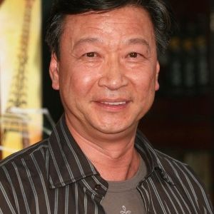 Tzi Ma,                                     acteur                                                                        dans Les Feux de l&#039;Amour