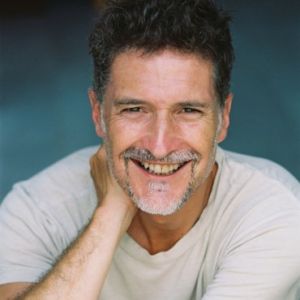 Laurent Morteau,                                                                             voix française                                dans Amour, Gloire et Beauté