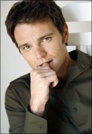 Chris Engen,                                     acteur                                                                        dans Les Feux de l&#039;Amour