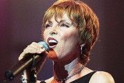 Pat Benatar,                                     actrice                                                                        dans Les Feux de l&#039;Amour