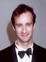 Bronson Pinchot,                                     acteur                                                                        dans Les Feux de l&#039;Amour