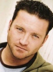 Larry Bagby III,                                     acteur                                                                        dans Les Feux de l&#039;Amour