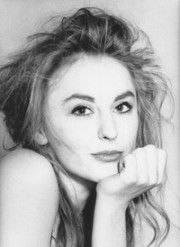 Gaëlle Savary,                                                                             voix française                                dans Amour, Gloire et Beauté