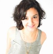 Laëtitia Godès,                                                                             voix française                                dans Les Feux de l&#039;Amour