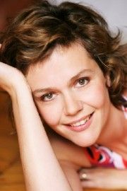 Karine Texier,                                                                             voix française                                dans Les Feux de l&#039;Amour