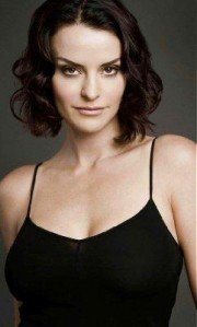 Ana Alexander,                                     actrice                                                                        dans Les Feux de l&#039;Amour