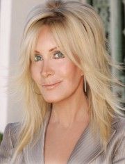 Joan Van Ark,                                     actrice                                                                        dans Les Feux de l&#039;Amour