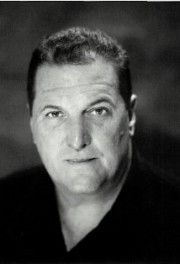 Mike Starr,                                     acteur                                                                        dans Les Feux de l&#039;Amour