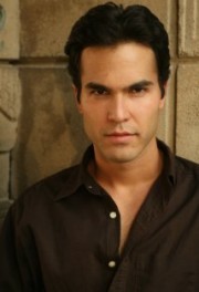 Adrian Alvarado,                                     acteur                                                                        dans Les Feux de l&#039;Amour