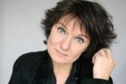 Maïté Monceau,                                                                             voix française                                dans Les Feux de l&#039;Amour