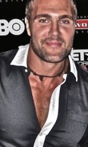 Justin Lopez,                                     acteur                                                                        dans Les Feux de l&#039;Amour