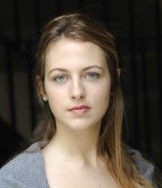 Margaux Laplace,                                                                             voix française                                dans Amour, Gloire et Beauté