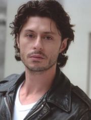 Anatole De Bodinat,                                                                             voix française                                dans Les Feux de l&#039;Amour