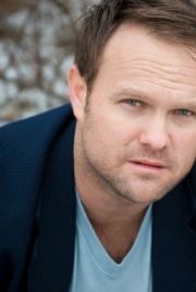 Beau Berglund,                                     acteur                                                                        dans Les Feux de l&#039;Amour