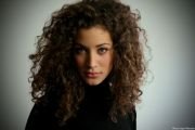 Manon Azem,                                                                             voix française                                dans Les Feux de l&#039;Amour