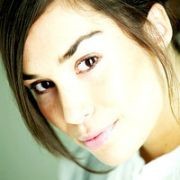Anne Tilloy,                                                                             voix française                                dans Amour, Gloire et Beauté