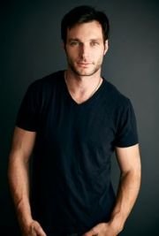 Ari Blinder,                                     acteur                                                                        dans Les Feux de l&#039;Amour