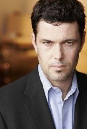 Carlos Bernard,                                     acteur                                                                        dans Les Feux de l&#039;Amour