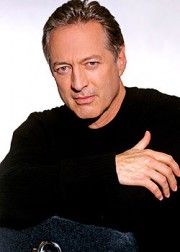 Roscoe Born,                                     acteur                                                                        dans Les Feux de l&#039;Amour