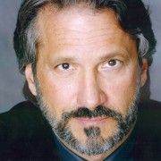 Sam Behrens,                                     acteur                                                                        dans Les Feux de l&#039;Amour
