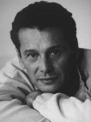 Hervé Bellon,                                                                             voix française                                dans Les Feux de l&#039;Amour