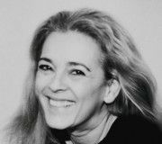 Sophie Deschaumes,                                                                             voix française                                dans Les Feux de l&#039;Amour