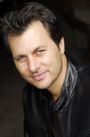David Pearce Roberts,                                     acteur                                                                        dans Les Feux de l&#039;Amour