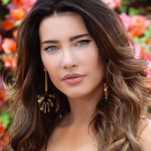 Jacqueline MacInnes Wood (Steffy dans "Amour, Gloire et Beauté") annonce sa cinquième grossesse
