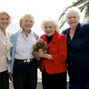 Amour, Gloire et Beauté / Top Models rend hommage à Betty White (ex Ann Douglas)