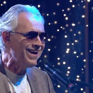 Le célèbre chanteur Andrea Bocelli dans Amour, Gloire et Beauté / Top Models !