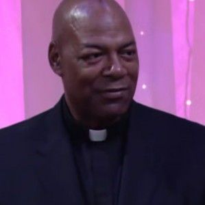 Père Francis,                                     personnage                                 dans Les Feux de l&#039;Amour