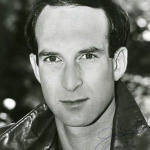 Dr. Hank Steele,                                     personnage                                 dans Les Feux de l&#039;Amour