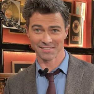 Détective Burrow,                                     personnage                                 dans Les Feux de l'Amour