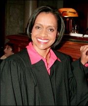 Glenda Warren,                                     personnage                                 dans Les Feux de l&#039;Amour