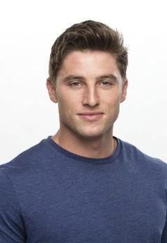 { name }},                                          acteur                                                                                  
 dans Amour, Gloire et Beauté