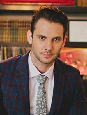 { name }},                                          acteur                                                                                  
 dans Les Feux de l'Amour
