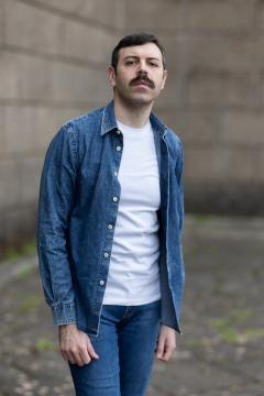 { name }},                                          acteur                                                                                  
 dans Amour, Gloire et Beauté