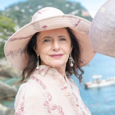 { name }},                                          actrice                                                                                  
 dans Amour, Gloire et Beauté