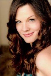{ name }},                                          actrice                                                                                  
 dans Les Feux de l'Amour
