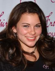{ name }},                                          actrice                                                                                  
 dans Les Feux de l'Amour