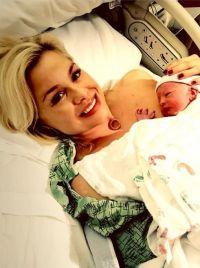 Carnet Rose : Jessica Collins (Avery) est maman !