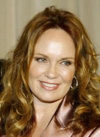 Catherine Bach (Daisy Duke dans 'Shérif, fais-moi peur') rejoint Les Feux!  