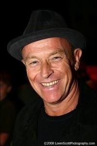 Corbin Bernsen revient dans Les Feux, peut-être pour la dernière fois. 